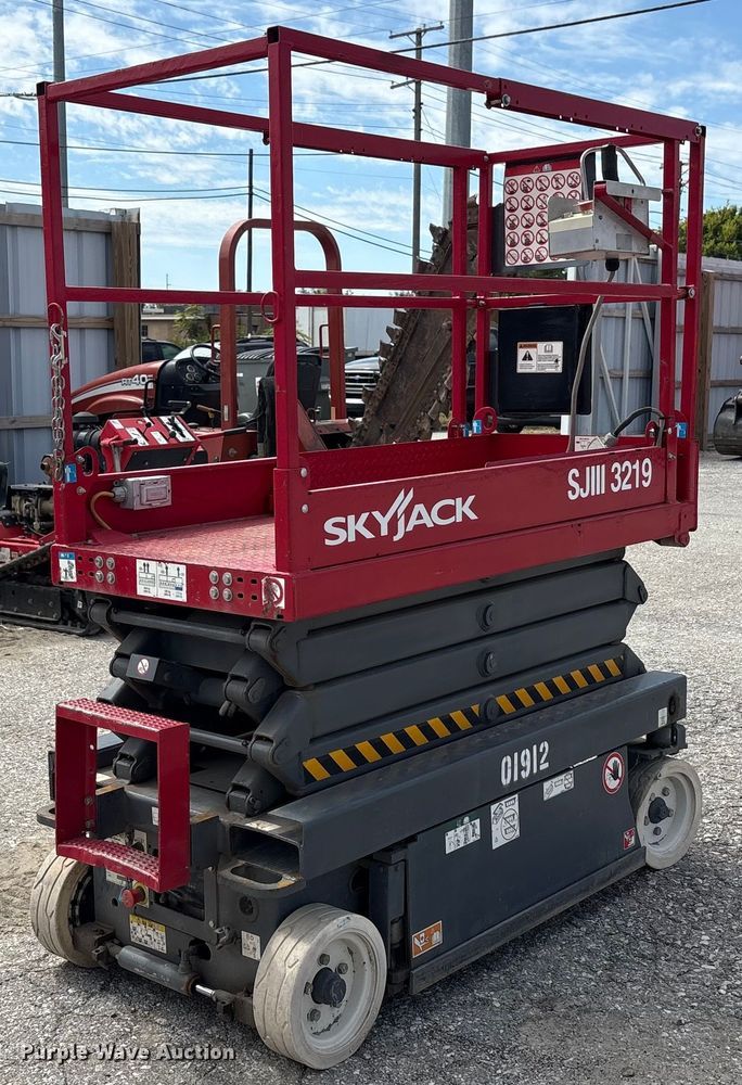 image for item EC4415 2016 Skyjack SJIII 3219 scissor lift