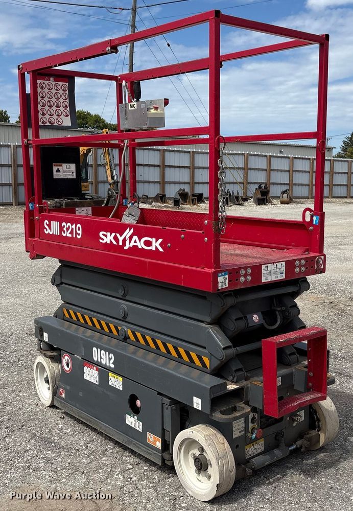 image for item EC4415 2016 Skyjack SJIII 3219 scissor lift