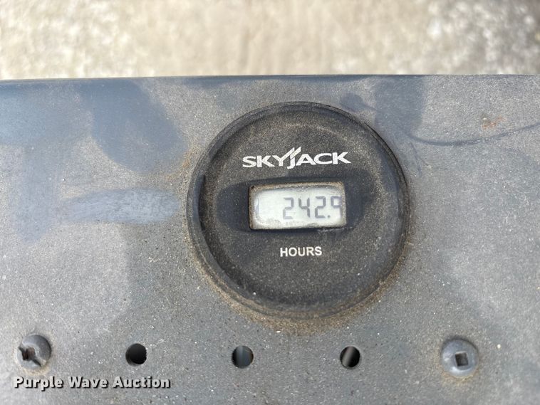 image for item EC4415 2016 Skyjack SJIII 3219 scissor lift