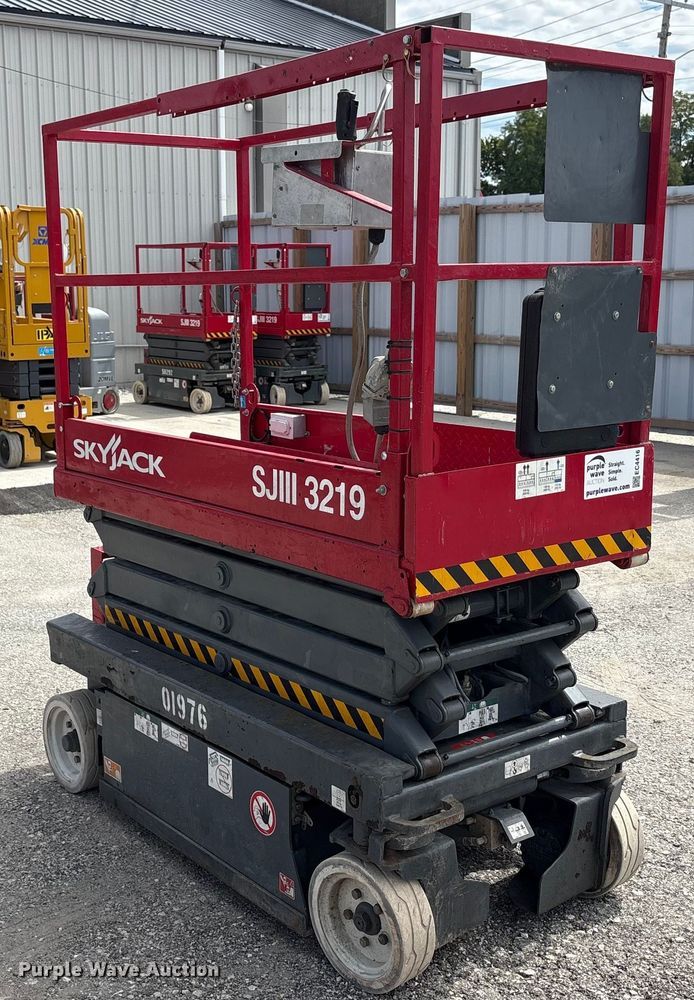image for item EC4416 2016 Skyjack SJIII 3219 scissor lift