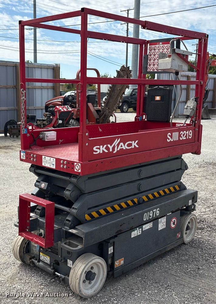 image for item EC4416 2016 Skyjack SJIII 3219 scissor lift