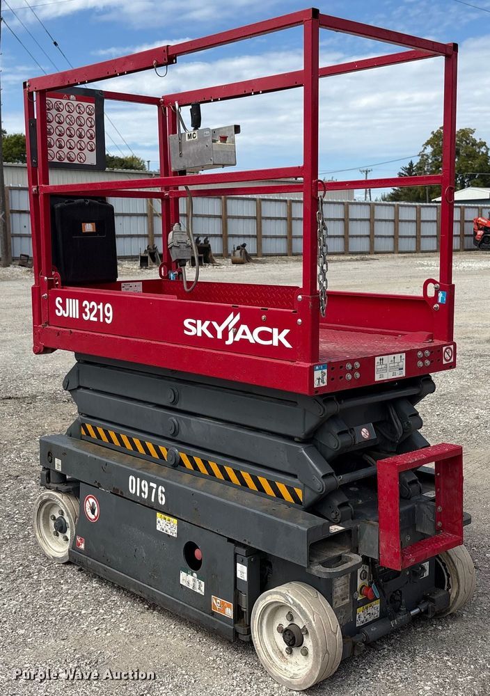 image for item EC4416 2016 Skyjack SJIII 3219 scissor lift