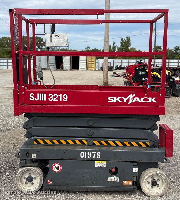 image for item EC4416 2016 Skyjack SJIII 3219 scissor lift