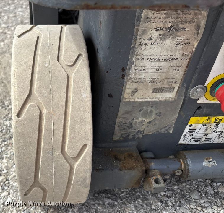 image for item EC4416 2016 Skyjack SJIII 3219 scissor lift