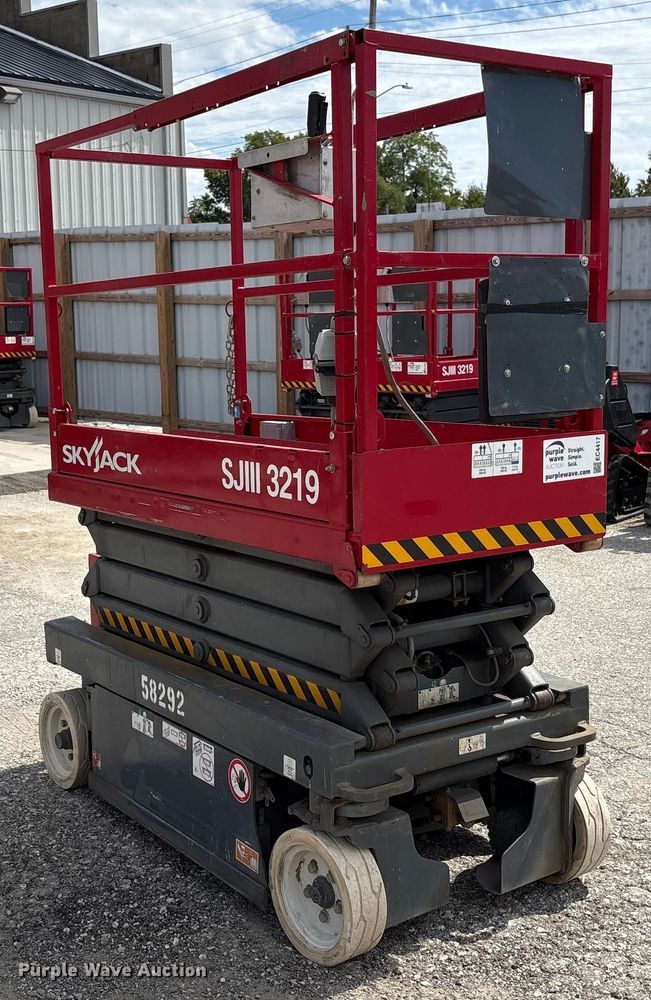 image for item EC4417 Skyjack SJIII 3219 scissor lift