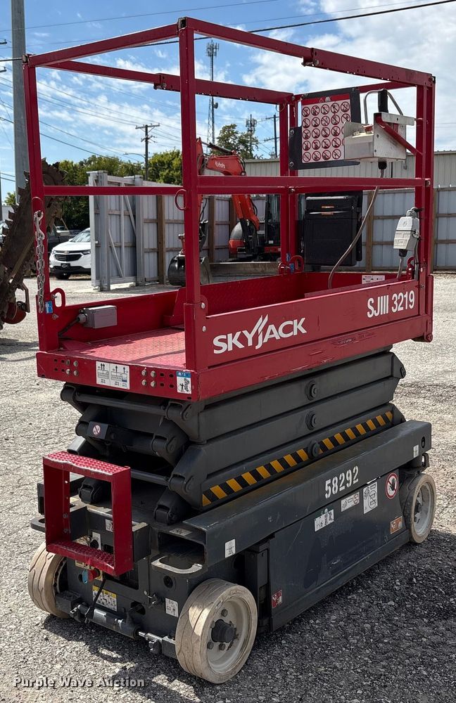 image for item EC4417 Skyjack SJIII 3219 scissor lift