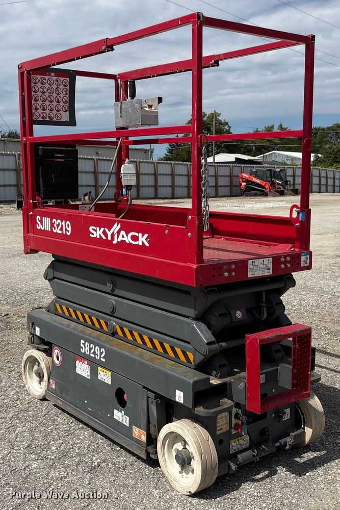 image for item EC4417 Skyjack SJIII 3219 scissor lift