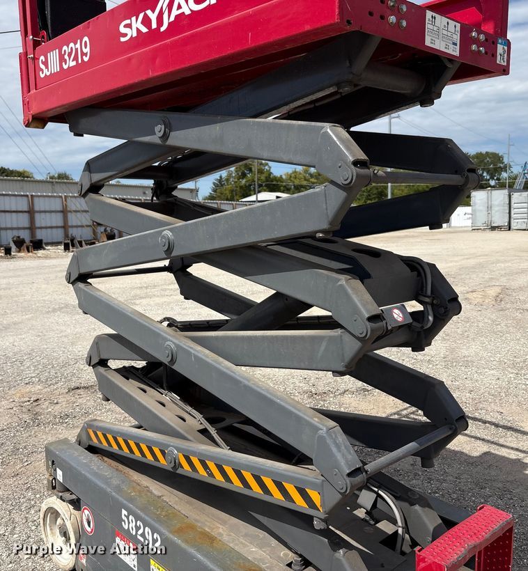 image for item EC4417 Skyjack SJIII 3219 scissor lift