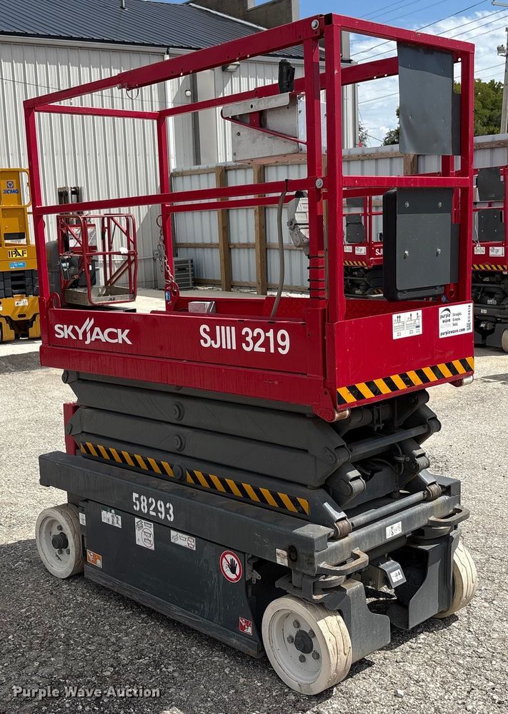 image for item EC4418 Skyjack SJIII 3219 scissor lift