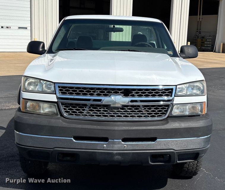 image for item ED2214 2005 Chevrolet Silverado 3500 utility bed pickup truck