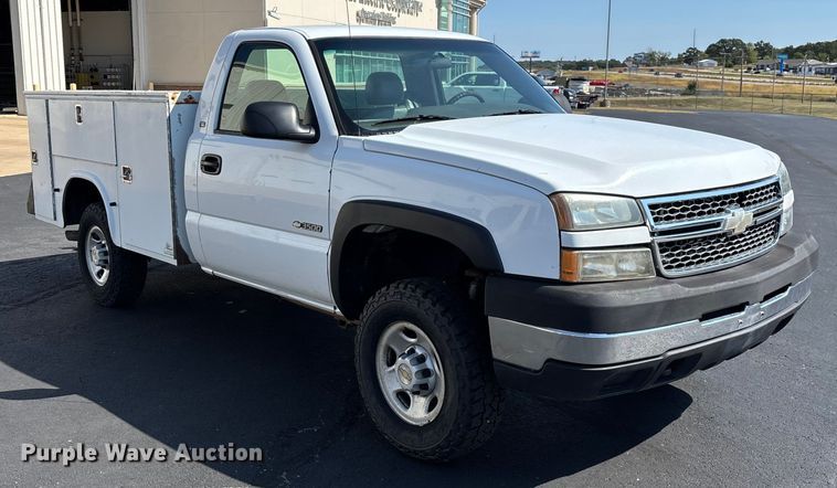 image for item ED2214 2005 Chevrolet Silverado 3500 utility bed pickup truck