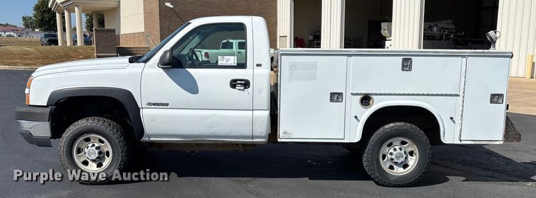 image for item ED2214 2005 Chevrolet Silverado 3500 utility bed pickup truck
