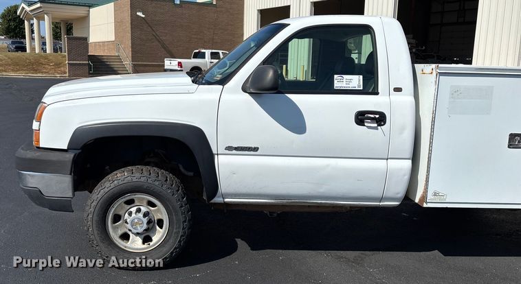 image for item ED2214 2005 Chevrolet Silverado 3500 utility bed pickup truck