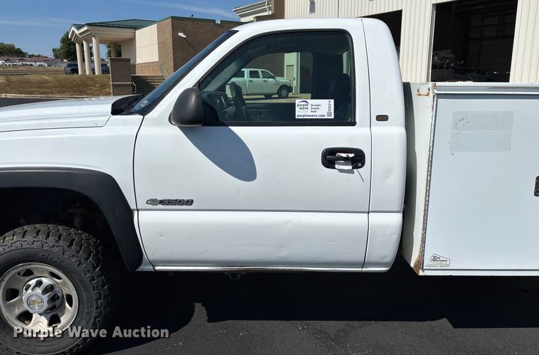 image for item ED2214 2005 Chevrolet Silverado 3500 utility bed pickup truck