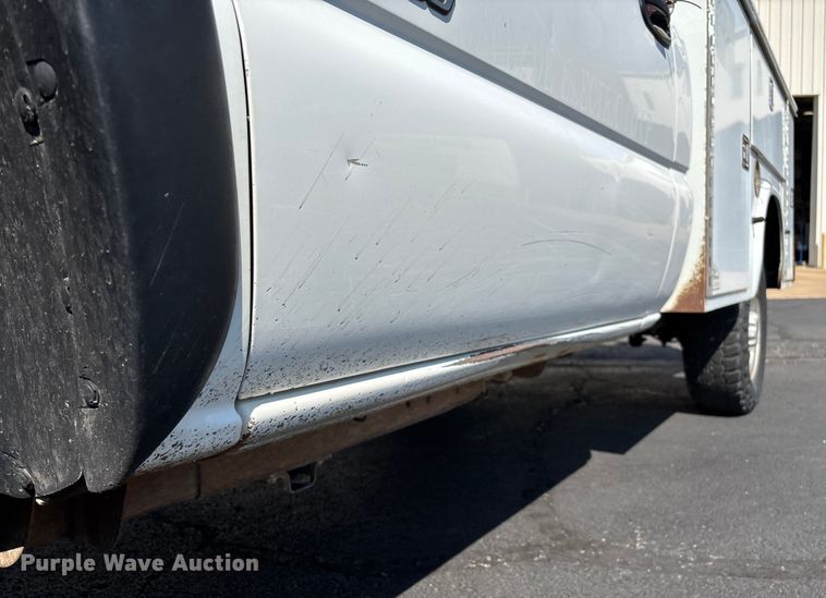 image for item ED2214 2005 Chevrolet Silverado 3500 utility bed pickup truck