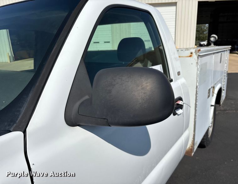 image for item ED2214 2005 Chevrolet Silverado 3500 utility bed pickup truck