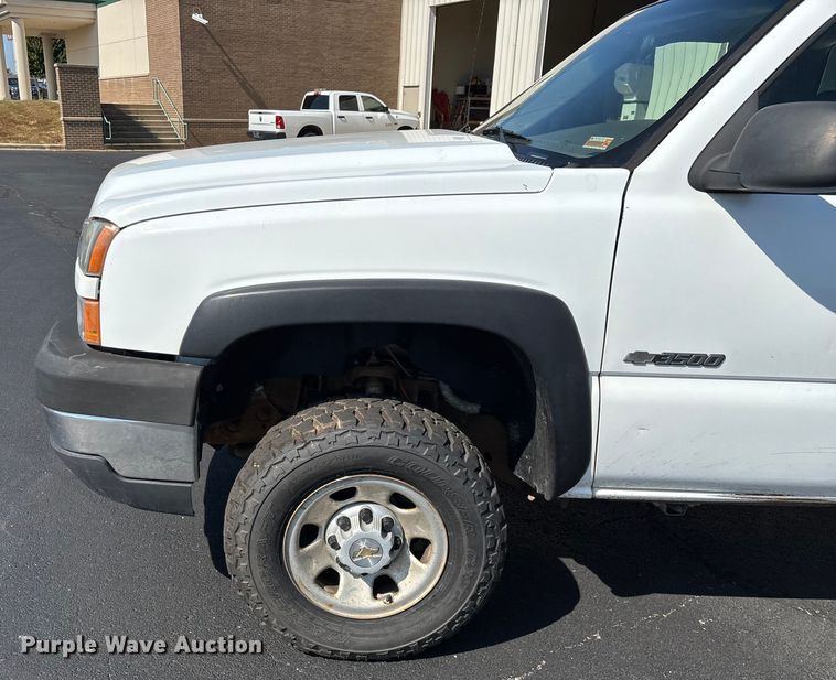 image for item ED2214 2005 Chevrolet Silverado 3500 utility bed pickup truck