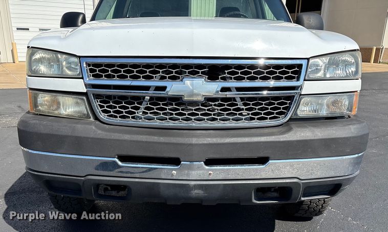 image for item ED2214 2005 Chevrolet Silverado 3500 utility bed pickup truck