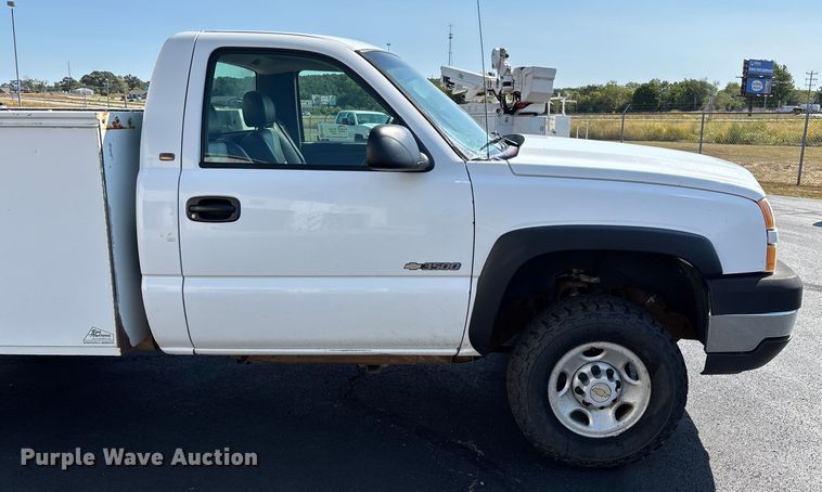 image for item ED2214 2005 Chevrolet Silverado 3500 utility bed pickup truck