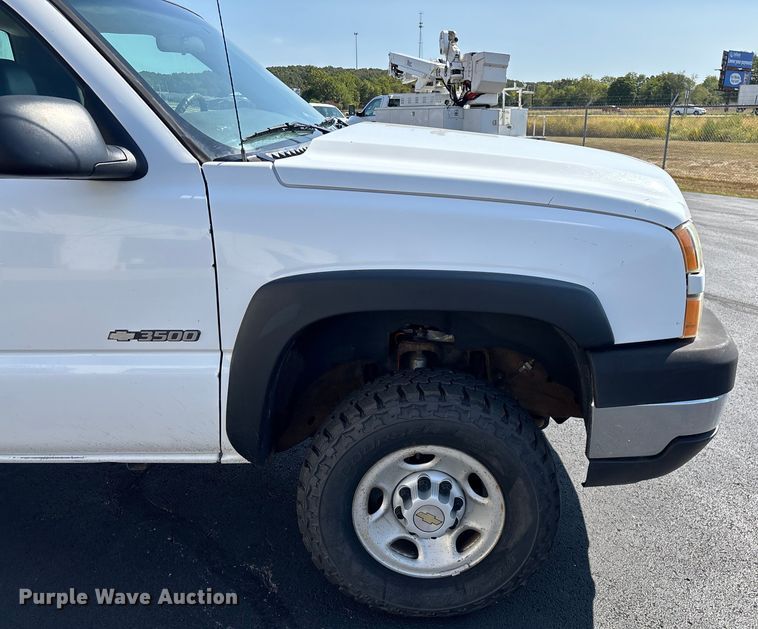 image for item ED2214 2005 Chevrolet Silverado 3500 utility bed pickup truck