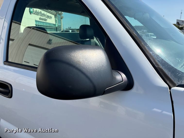 image for item ED2214 2005 Chevrolet Silverado 3500 utility bed pickup truck