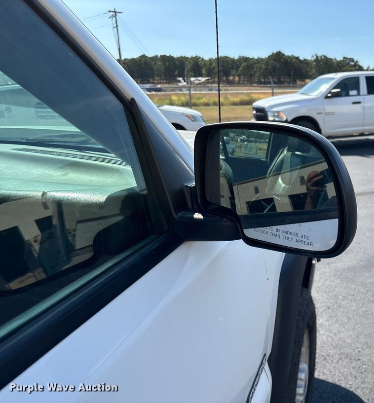 image for item ED2214 2005 Chevrolet Silverado 3500 utility bed pickup truck