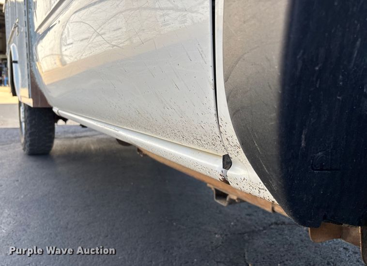 image for item ED2214 2005 Chevrolet Silverado 3500 utility bed pickup truck