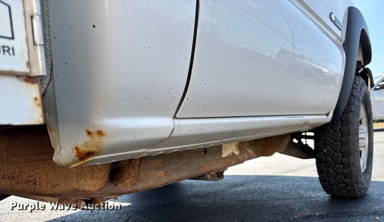 image for item ED2214 2005 Chevrolet Silverado 3500 utility bed pickup truck