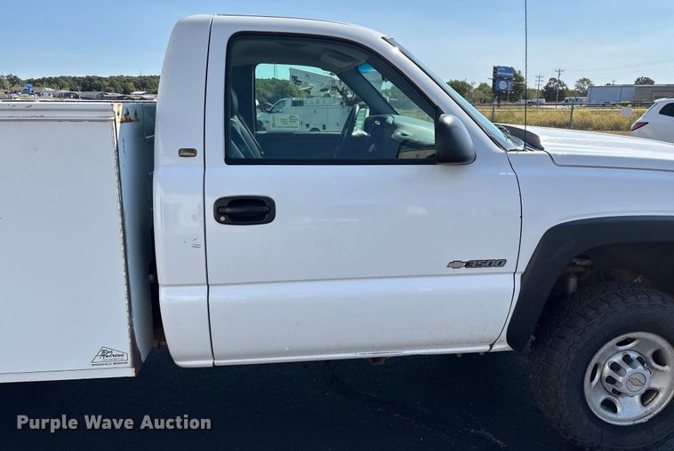 image for item ED2214 2005 Chevrolet Silverado 3500 utility bed pickup truck