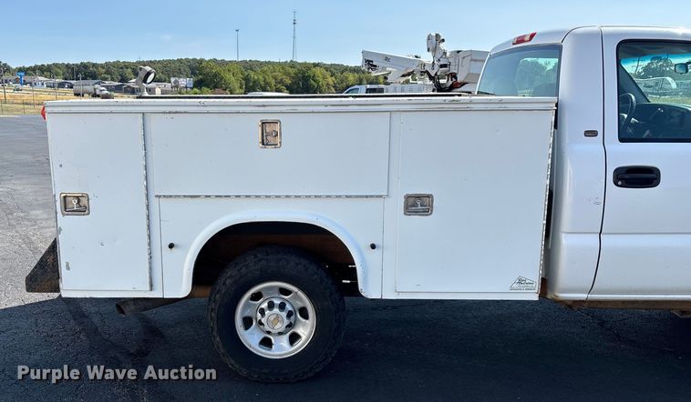 image for item ED2214 2005 Chevrolet Silverado 3500 utility bed pickup truck