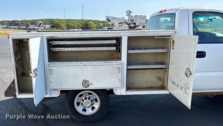 image for item ED2214 2005 Chevrolet Silverado 3500 utility bed pickup truck