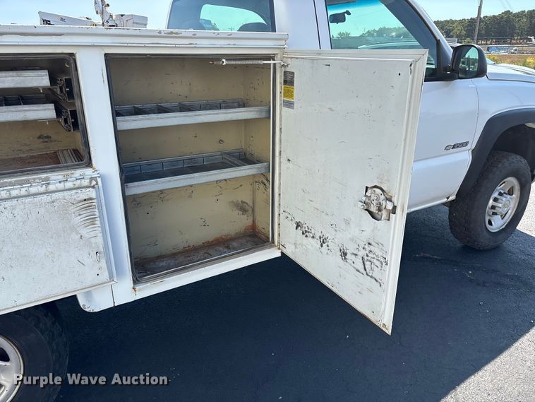 image for item ED2214 2005 Chevrolet Silverado 3500 utility bed pickup truck
