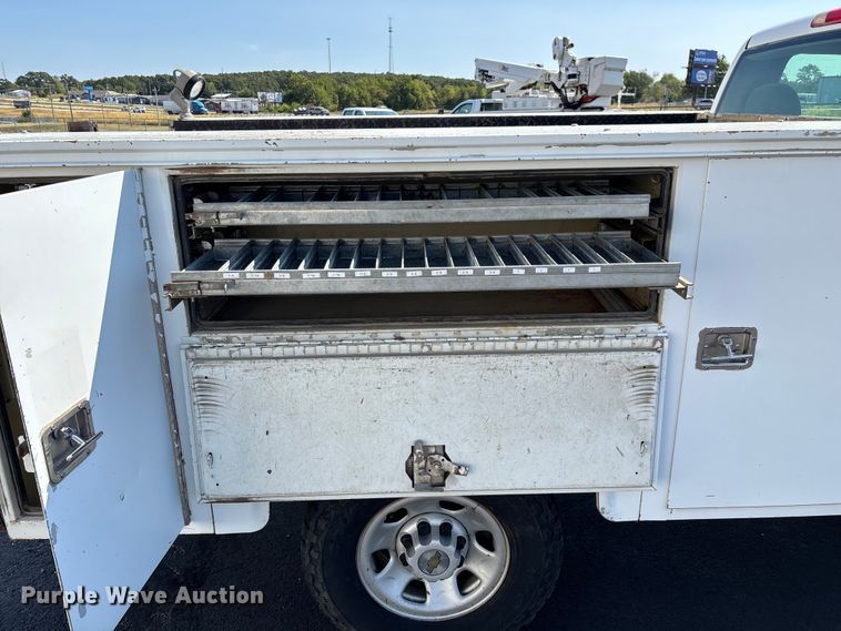 image for item ED2214 2005 Chevrolet Silverado 3500 utility bed pickup truck