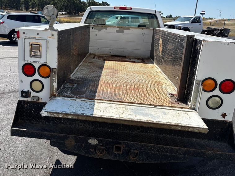 image for item ED2214 2005 Chevrolet Silverado 3500 utility bed pickup truck