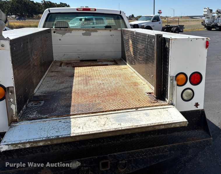 image for item ED2214 2005 Chevrolet Silverado 3500 utility bed pickup truck