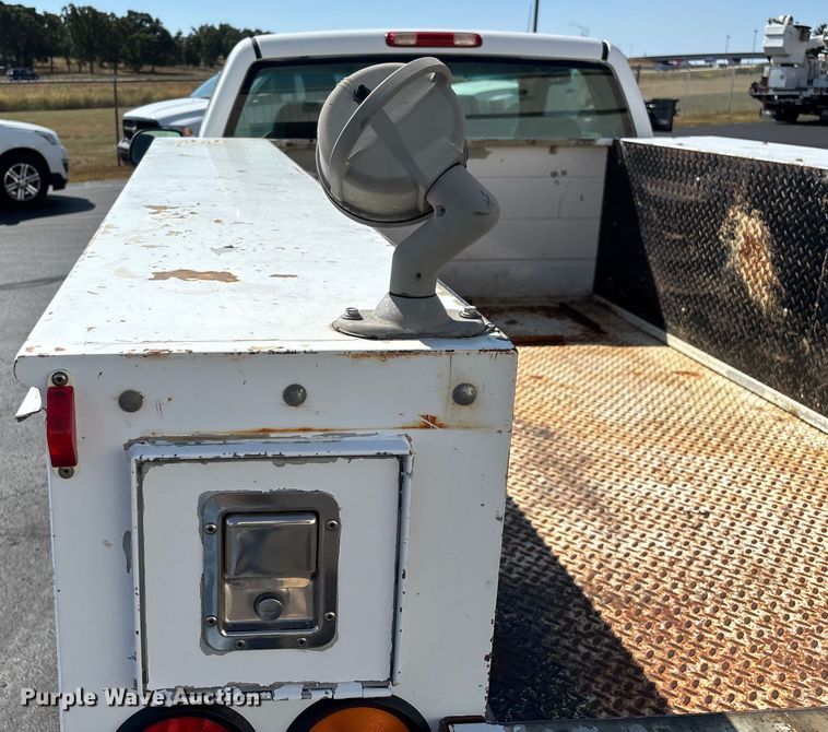 image for item ED2214 2005 Chevrolet Silverado 3500 utility bed pickup truck