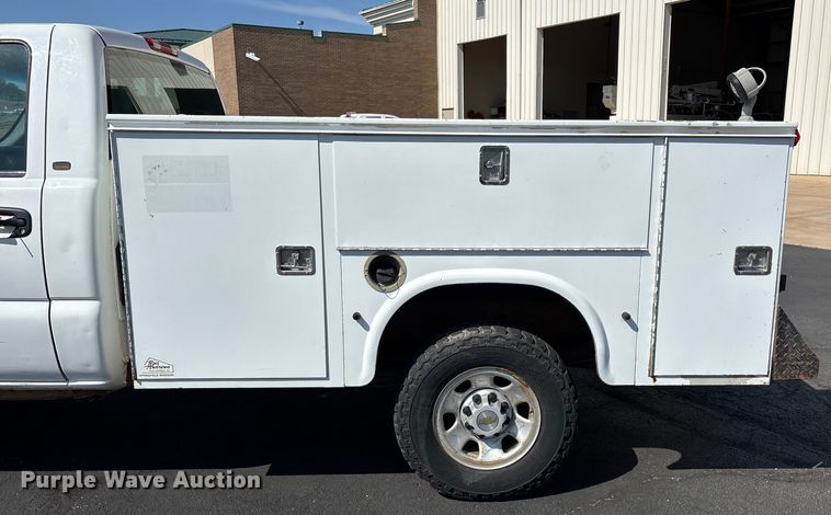image for item ED2214 2005 Chevrolet Silverado 3500 utility bed pickup truck