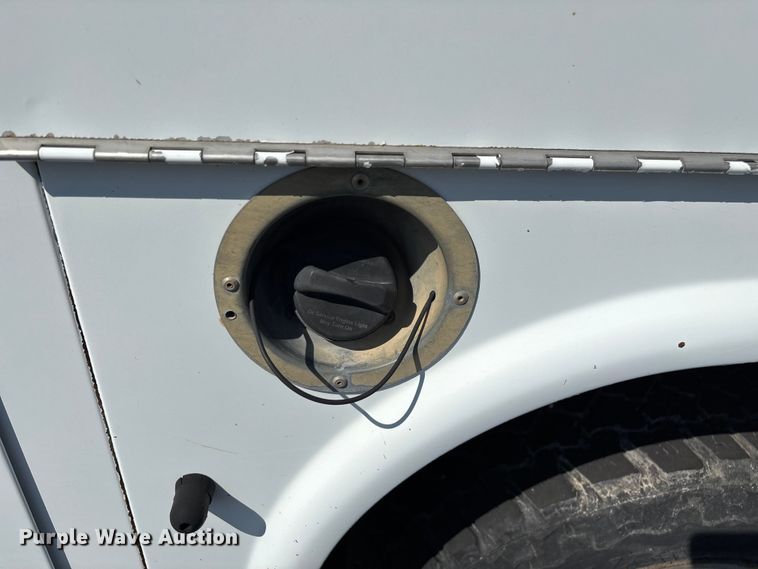 image for item ED2214 2005 Chevrolet Silverado 3500 utility bed pickup truck