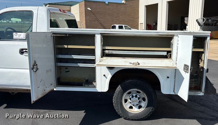 image for item ED2214 2005 Chevrolet Silverado 3500 utility bed pickup truck