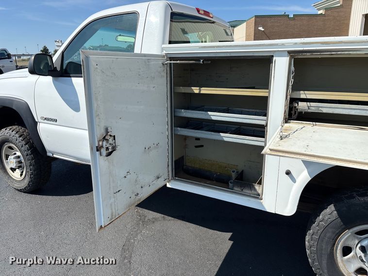 image for item ED2214 2005 Chevrolet Silverado 3500 utility bed pickup truck