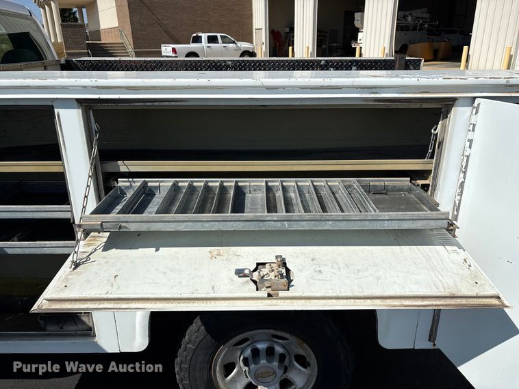 image for item ED2214 2005 Chevrolet Silverado 3500 utility bed pickup truck