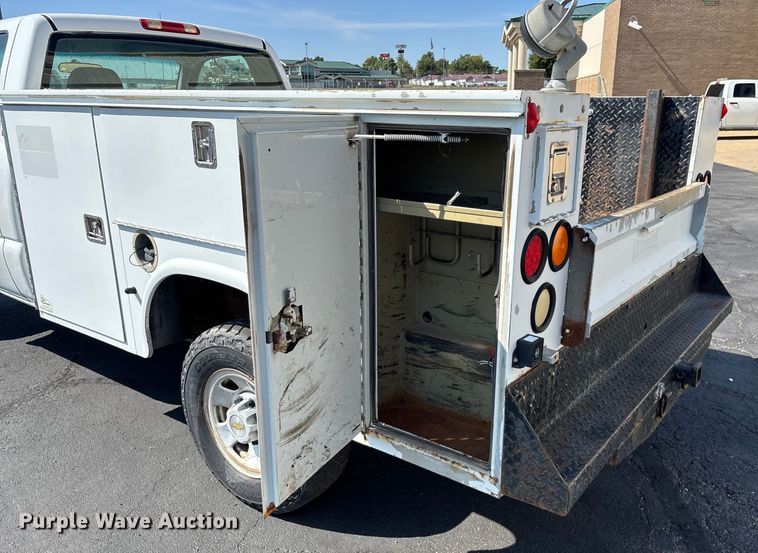 image for item ED2214 2005 Chevrolet Silverado 3500 utility bed pickup truck