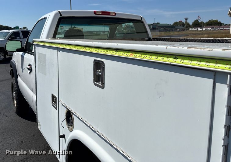 image for item ED2214 2005 Chevrolet Silverado 3500 utility bed pickup truck