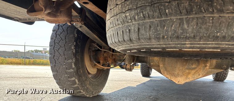 image for item ED2214 2005 Chevrolet Silverado 3500 utility bed pickup truck