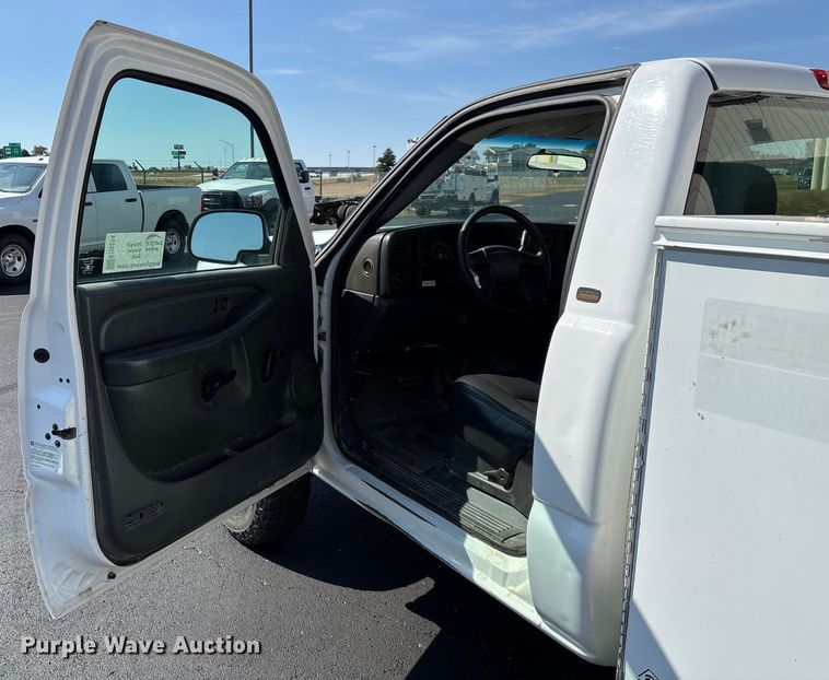 image for item ED2214 2005 Chevrolet Silverado 3500 utility bed pickup truck