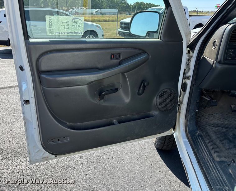 image for item ED2214 2005 Chevrolet Silverado 3500 utility bed pickup truck