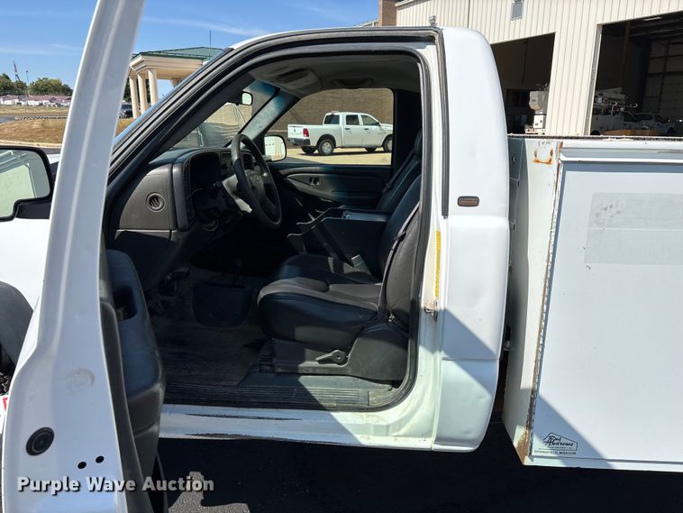 image for item ED2214 2005 Chevrolet Silverado 3500 utility bed pickup truck