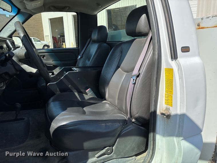 image for item ED2214 2005 Chevrolet Silverado 3500 utility bed pickup truck