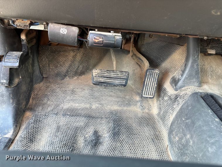 image for item ED2214 2005 Chevrolet Silverado 3500 utility bed pickup truck