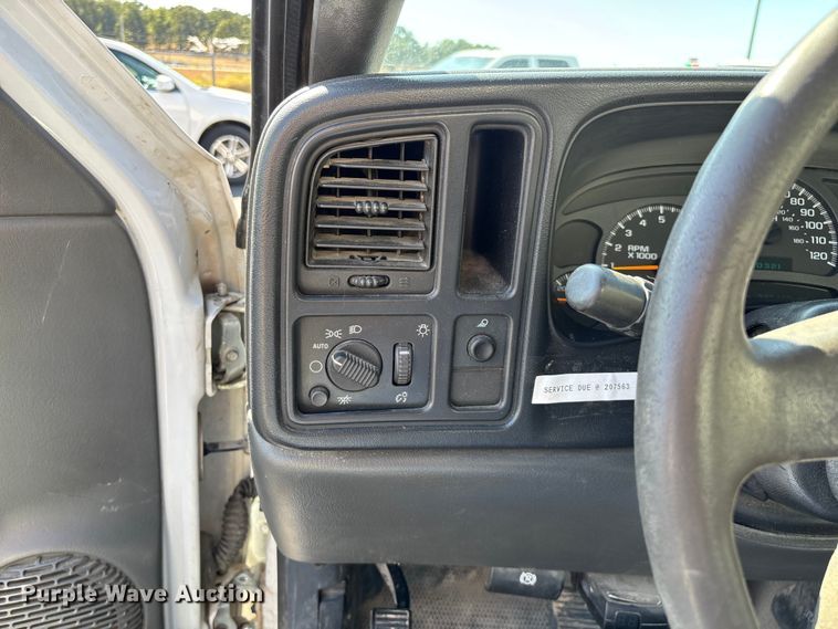 image for item ED2214 2005 Chevrolet Silverado 3500 utility bed pickup truck